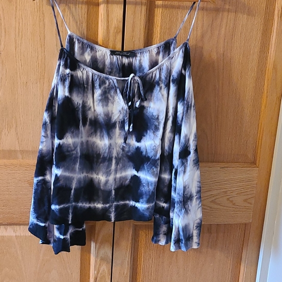 COLD SHOULDER FLOWY TOP - Picture 2 of 9